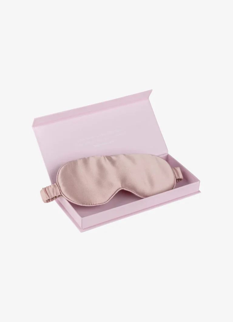 Choosing Between Silk, Cotton and Memory Foam Eye Masks